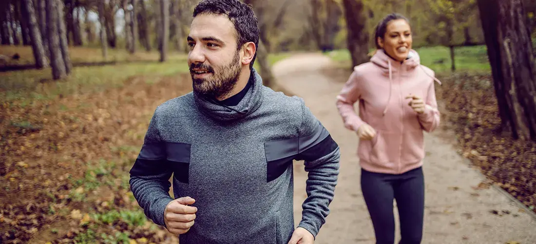 Deportista entrenando en invierno con estrategia de nutrición deportiva