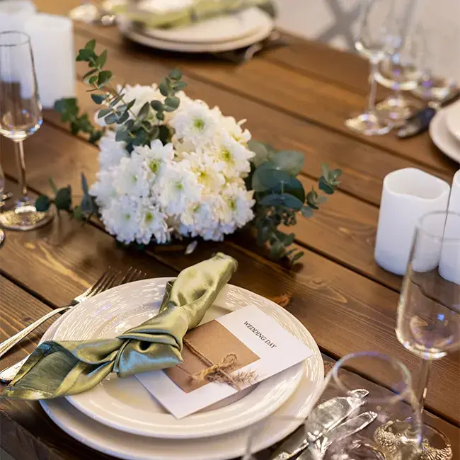 Mesa elegante decorada para catering de bodas Elche con Nutrición Selecta Mediterránea